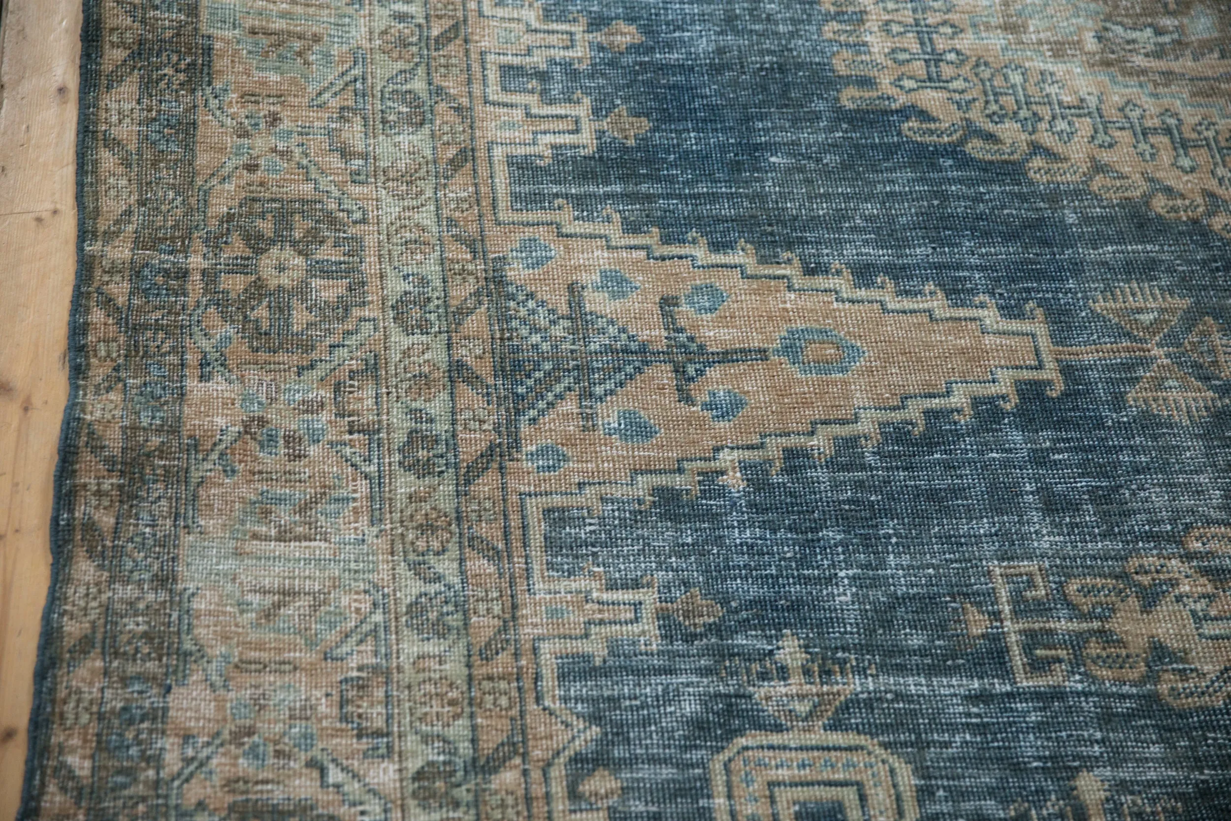 7.5x11 Vintage Distressed Veece Carpet