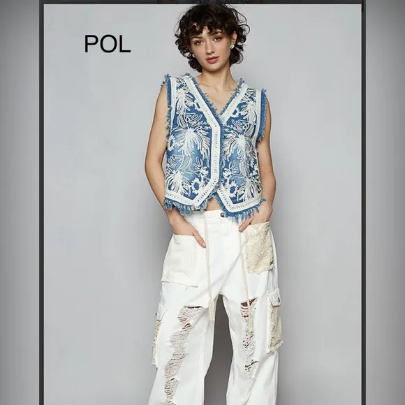 BP203-4💙🤍POL pristine must have  embroidered button front vest w/cream detail💙