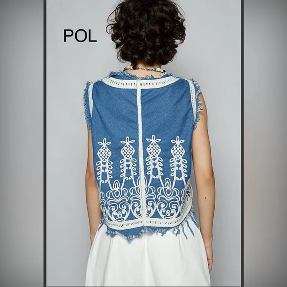 BP203-4💙🤍POL pristine must have  embroidered button front vest w/cream detail💙