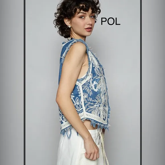 BP203-4💙🤍POL pristine must have  embroidered button front vest w/cream detail💙