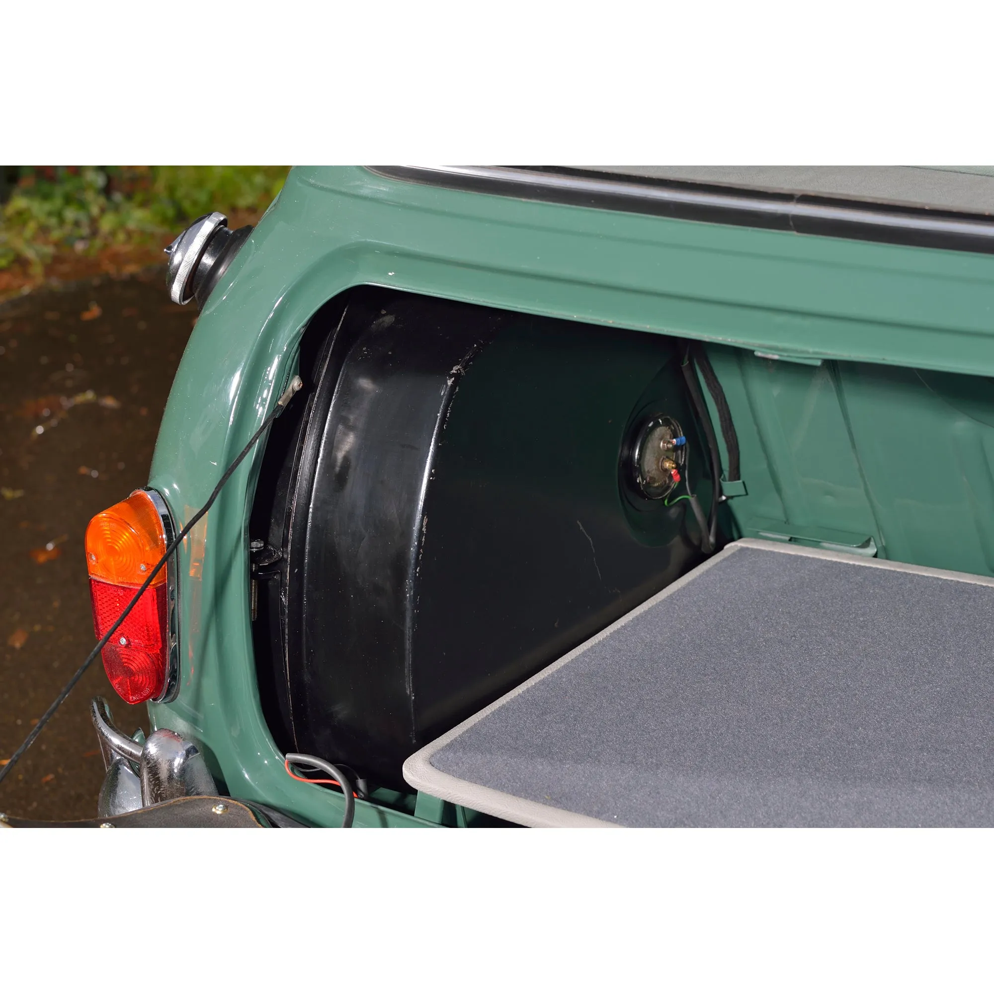 COMPLETE BOOT BOARD - SALOONS WITH SINGLE 5.5 GALLON PETROL TANK