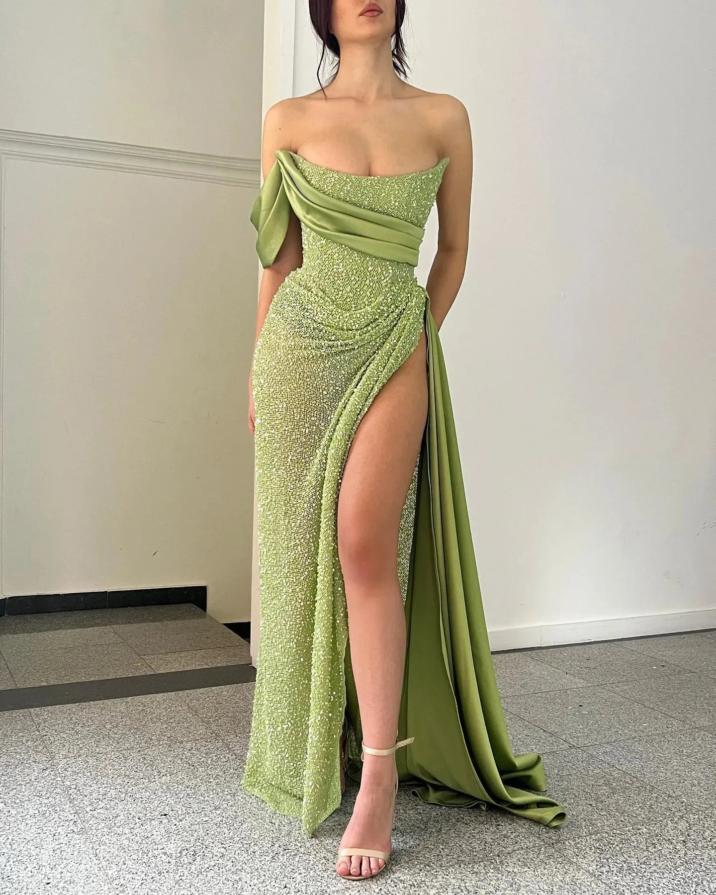 Fashion Green Sequins Prom Dresses Strapless Evening Gowns Pleats Slit Formal Red Carpet Long Special Occasion Party dress